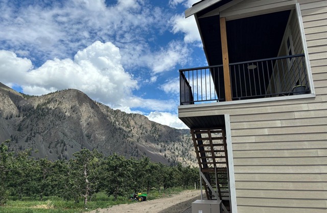 Tremendous 4-bedroom apartment in Keremeos with AC, WiFi, and all the amenities