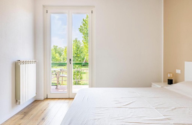Trendy Aparment with garage right by the lake
