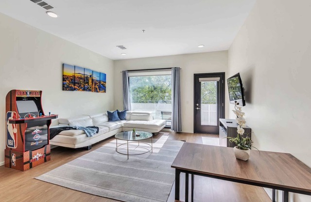 Trendy Apt for 8 in Highly Walkable Neighborhood!