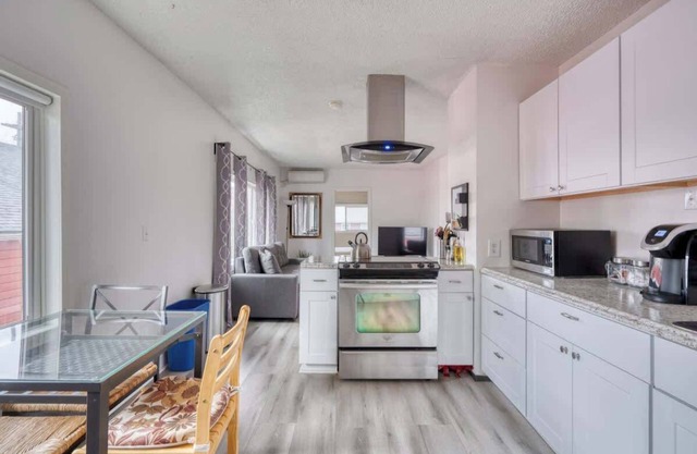 Trendy Area Walk Everywhere 1BR Sleeps 4