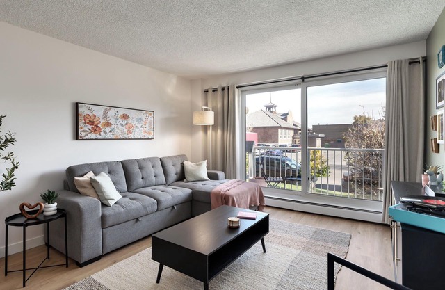 Trendy Kensington Condo - Fully Renovated !