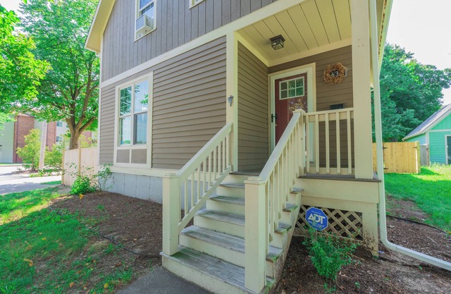 Trendy West-End Home w/piano Hospital Neighborhood