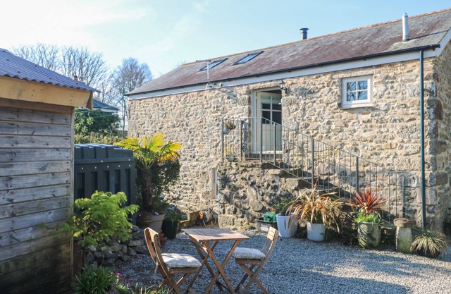 TREVOOLE BARN, pet friendly, with open fire in Praze-An-Beeble