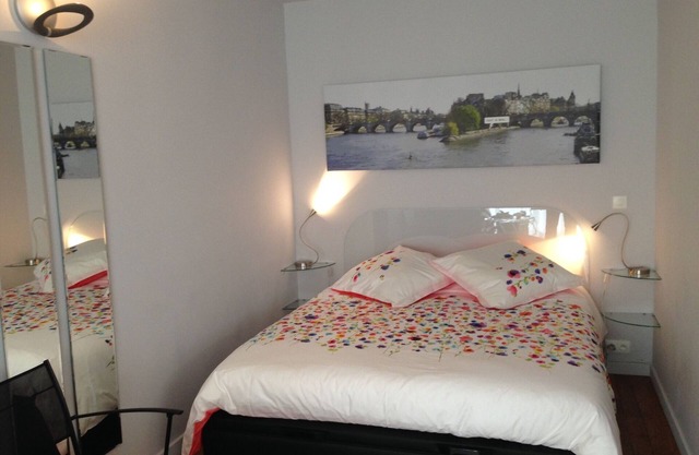 Trocadero near Tour-Eiffel in attractive, secure residence.