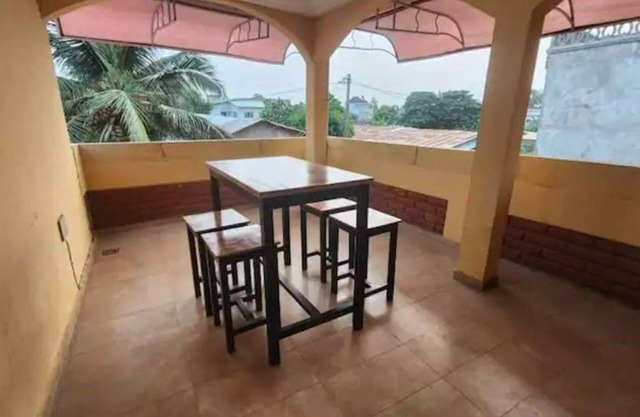 trois chambres et salon avec un balcon à Porto Novo, Oueme, Benin