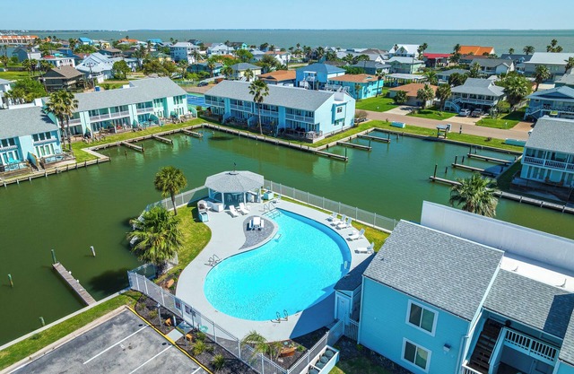 Tropical Escape ~ Beautiful Second floor Condo ~ Key Allegro Condo