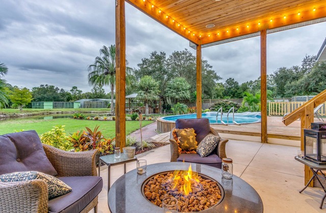 Tropical Gateway in peaceful area with pool and tiki bar