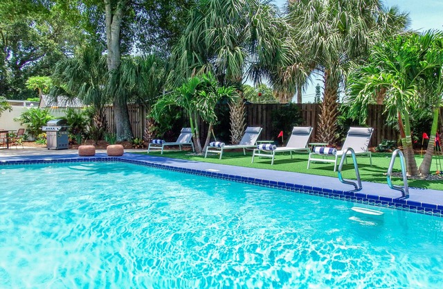Tropical Oasis - Heated Pool - Hot Tub - Downtown and Beaches