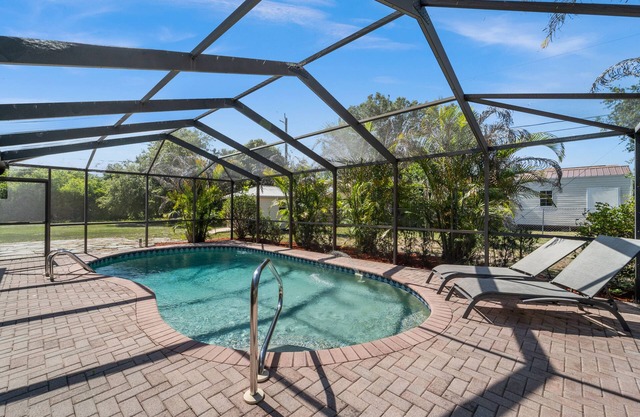 Tropical Palm Oasis - Cozy Private Heated Pool Home!