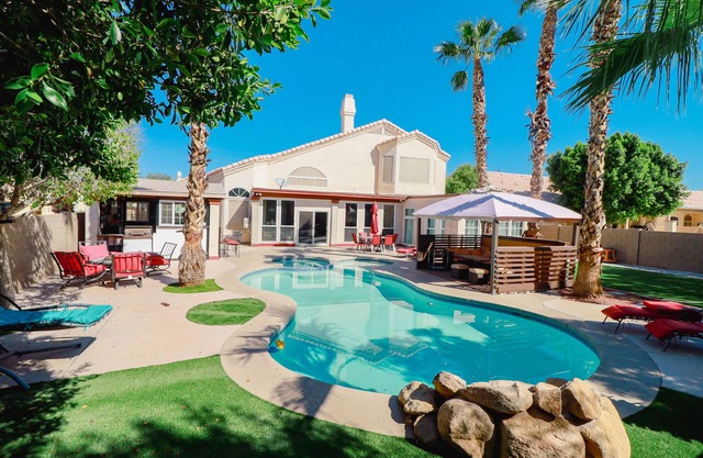 Tropical Paradise in Garden Lakes!