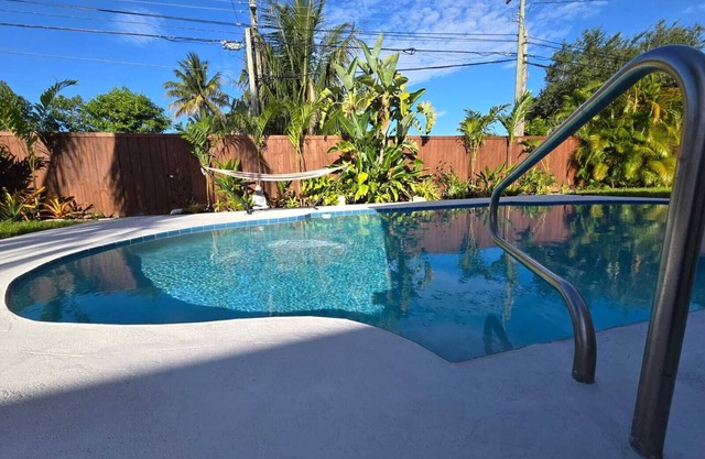Tropical pool retreat 10min to beach near MIA