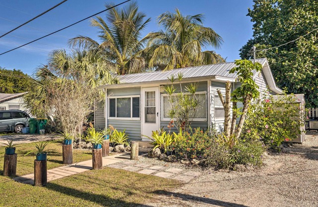 Tropical Port Charlotte Cottage - Walk to Bay!