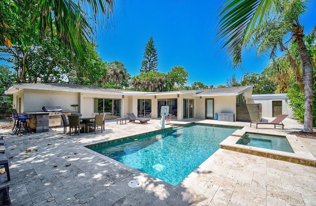 🏝Tropical Siesta Key Home with Incredible Pool, Hot Tub, and Patio!