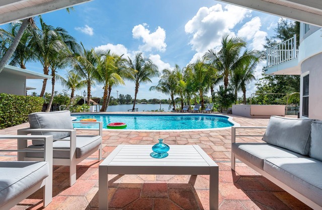 Tropical Waterfront Family Oasis - Heated Pool - Near the Beach & Aventura Mall!