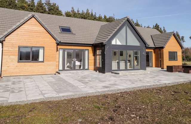 TROYA, family friendly, with a garden in Inverness