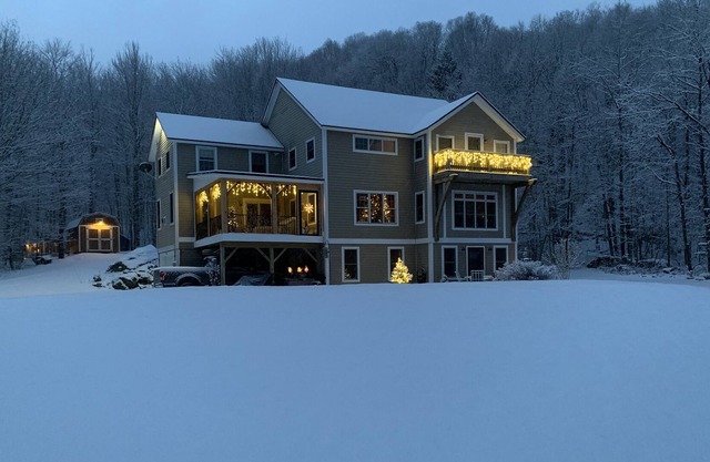 TRUE 3 SEASON HOME! SKI MT SNOW/STRATTON ,ON HARRIMAN, MINUTES TO WILMINGTON.