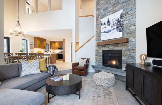 True ski-in/out: close to village with Private HT