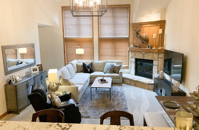 TRUE Ski-In Ski-Out Luxury 2 bd. 2 bth -Riverbend Lodge -Perfect location!
