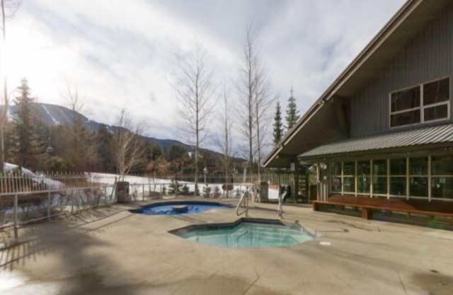 True ski in/ski out, outdoor hot tubs & well-equipped kitchen. Balcony! bbq!