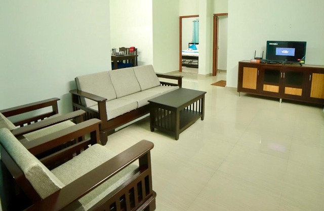 TrueLife Comfort Inn - Near PS4 veg restaurant - On way to Balaji Temple - 2BHK AC apartments - Coffee Tea Milk - Fast WiFi, Kitchen, Dining, Android TV, Parking - Easy access to Airport, Railway Station and to all Temples - Top service with lots of Love