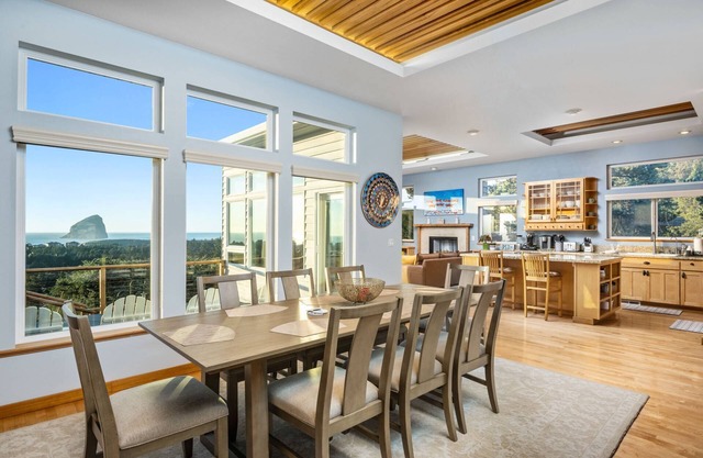 Truly Epic Panoramic Ocean Views, Enormous Deck, Hot Tub, Chef's Kitchen, BBQ, Custom Local Art