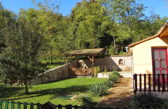 Tucked farmhouse with privatsphere, unobstructed landscape views