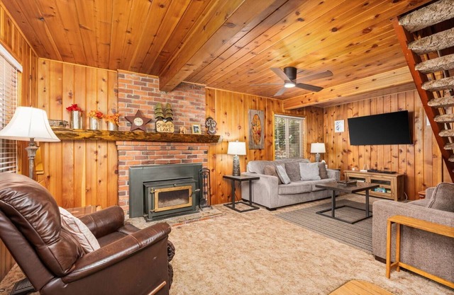 Tucked in Shaver Lake’s West Village and walking distance to shops, restaurants, and the lake!