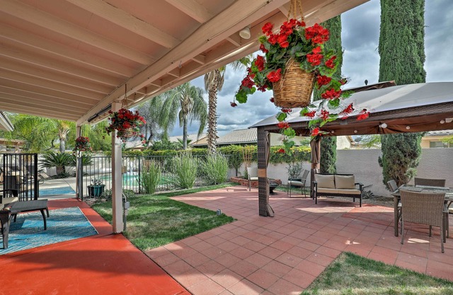 Tucson Getaway w/Yard, Pool, Hot Tub + Gas Grill!