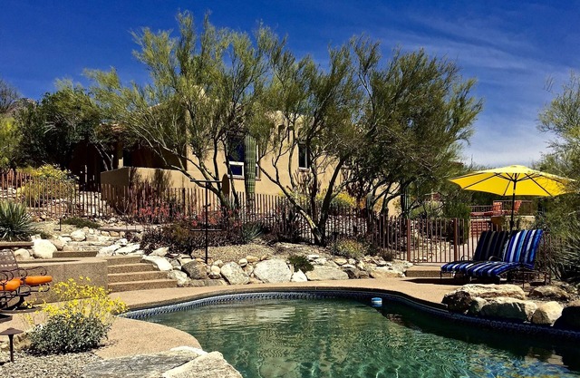 Tucson's Gateway to Best Restaurants & Shopping + Heated Pool + 2 Master Suites