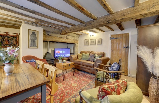 Tudor Cottage - Historic Charm in Central Location