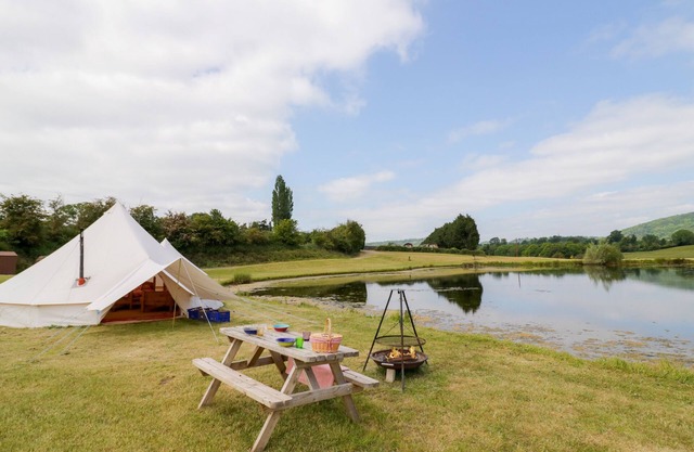 TUMBLING TOM, pet friendly, with open fire in Great Witley