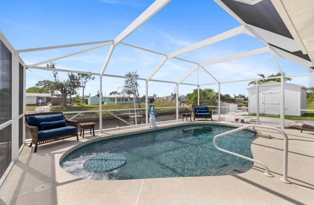 Turquoise Tranquility, Modern, Waterfront, Heated Pool, Free WIFI