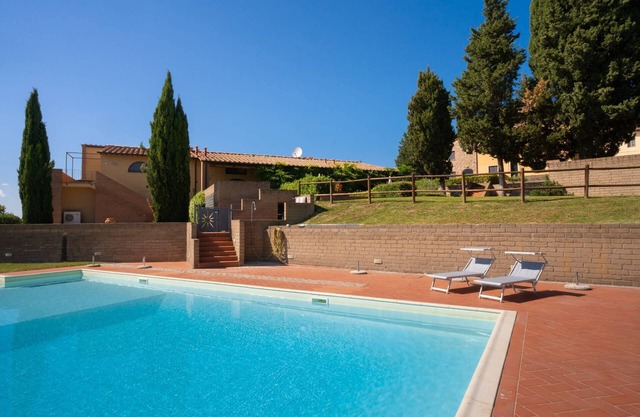 Tuscan Apartment Getaway: Charming apartment with pool and panorama view