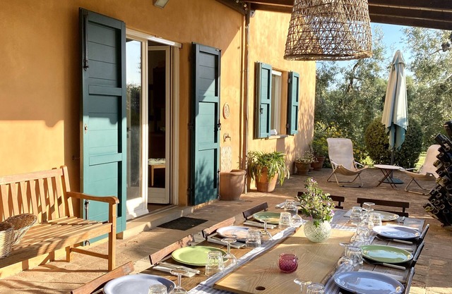 Tuscan countryhouse apartment, 10 min by the sea, with AC and large garden.