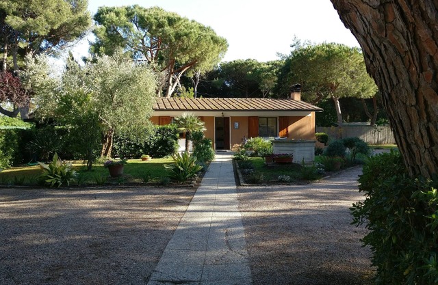 Tuscan Haven of Peace, for 8, in a quiet gated community, 100m from beach