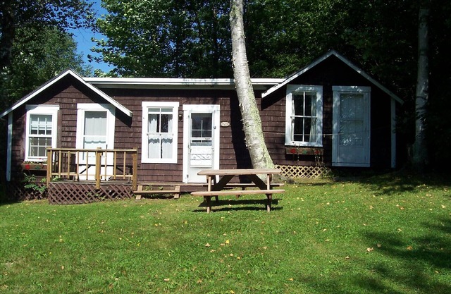 TWIN Cottage - Cozy cottage with generous deck and beautiful lake view.