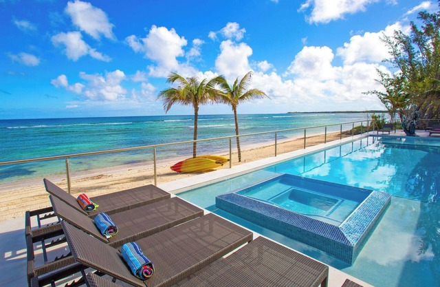 Twin Palms: Barefoot Beach w/Shallow Snorkeling & 60-ft Pool w/Heated Spa in Rum Point