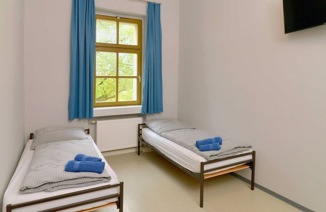 Twin room (shared shower / toilet / washbasin on floor) 15 - Hostel in Guben