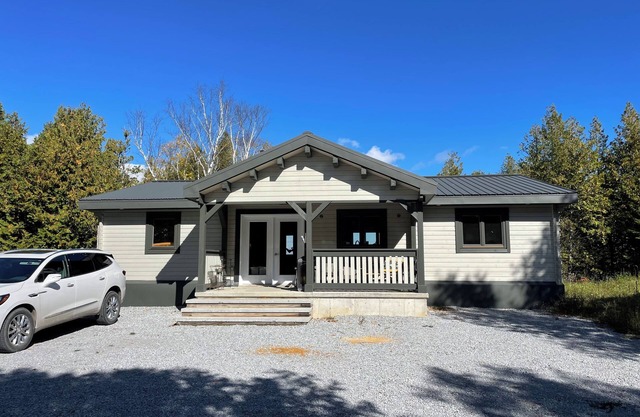 Twins Harbour Cottage on Lake Kagawong, Manitoulin Island.