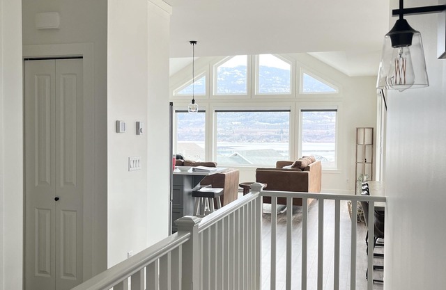 Twisted Vines Lakehouse-4 bed/4 bath, spacious home @ Cottages on Osoyoos Lake