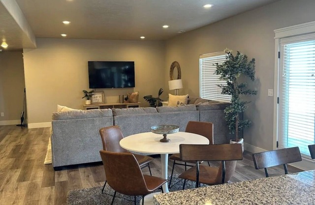 Two bed basement apartment. AC, pool, spa and fitness access, theater room, WiFi