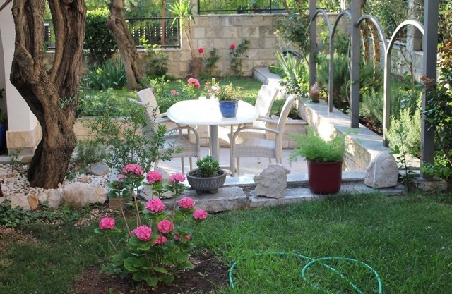 Two bedroom apartment with balcony and sea view Makarska (A-21911-e)