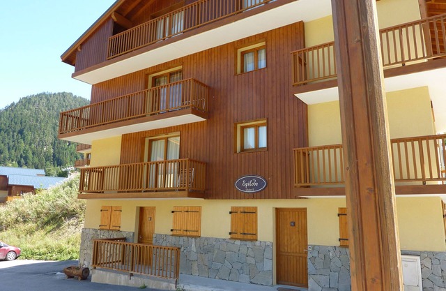 Two bedroom apartment in 3* Chalet, nr piste, in the Ski resort of Valfrejus