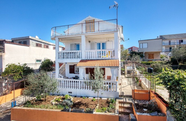 Two bedroom apartment near beach Grebaštica, Šibenik (A-11463-a)