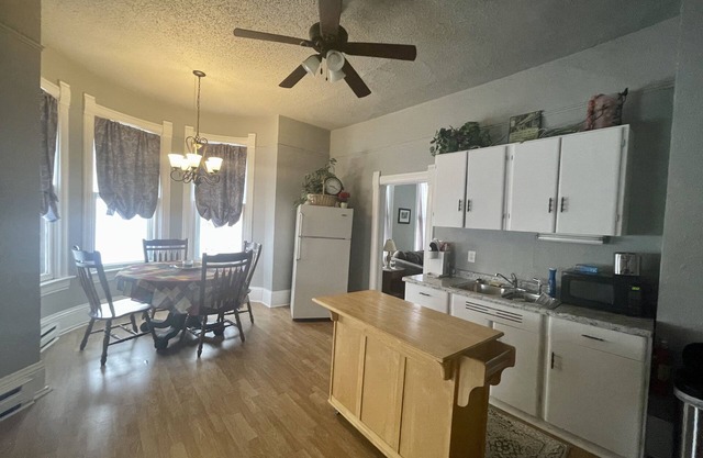 Two Bedroom Apartment- Close to Chestnut Mountain!