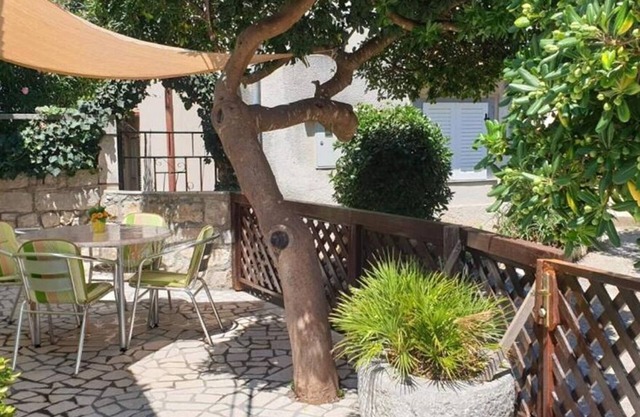 Two bedroom apartment with terrace Ćunski, Lošinj (A-7951-a)
