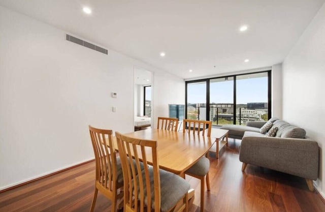 Two Bedroom Apt in Heart of Canberra with Parking