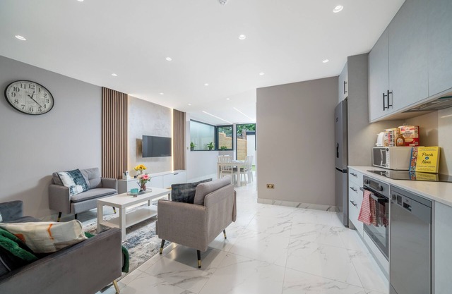 Two bedroom flat with garden