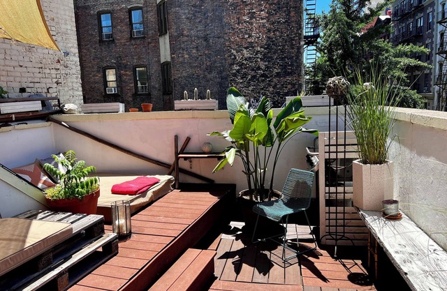 Two Bedroom in a townhouse with a patio in Nolita