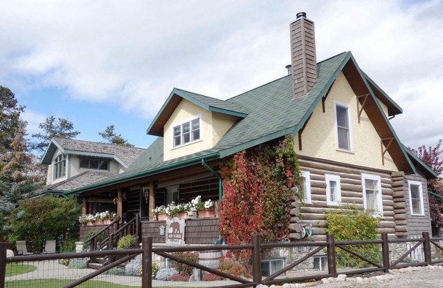 Two Bedroom, Two Bathrooms, Full Kitchen, Private Laundry, Living Room Apartment